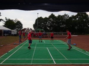 Jugendliche am Badmintonspielen
